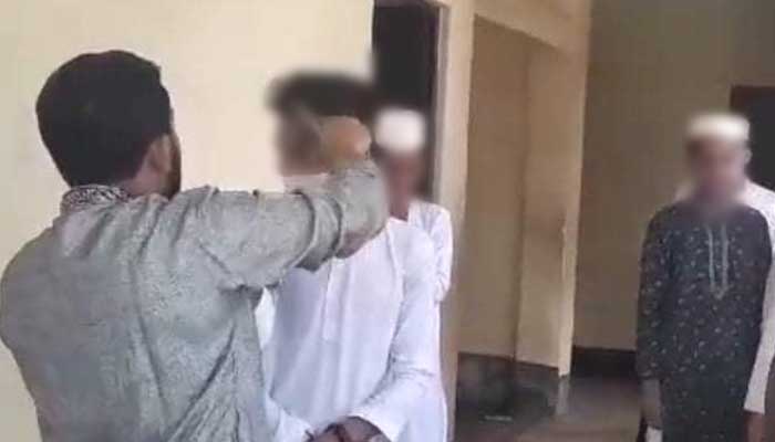 লক্ষ্মীপুরে এবার ছয় ছাত্রের চুল কেটে দিলেন শিক্ষক