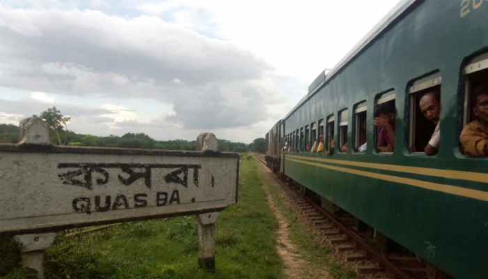 বিকল ইঞ্জিন উদ্ধার: পাঁচ ঘণ্টা পর স্বাভাবিক হলো ট্রেন চলাচল