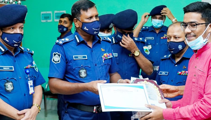 বাংলাদেশ পুলিশ মেধাবৃত্তি-২০২০ বিতরণ করেন রাজশাহী রেঞ্জ ডিআইজি