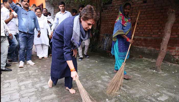 আবারও ঝাঁটা হাতে প্রিয়াঙ্কা!