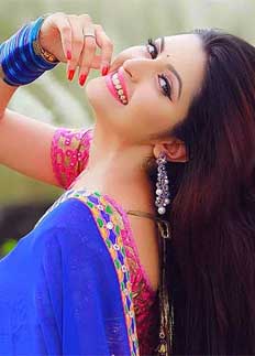 আজ রাতে হলে গিয়ে ছবি দেখবেন পরীমনি
