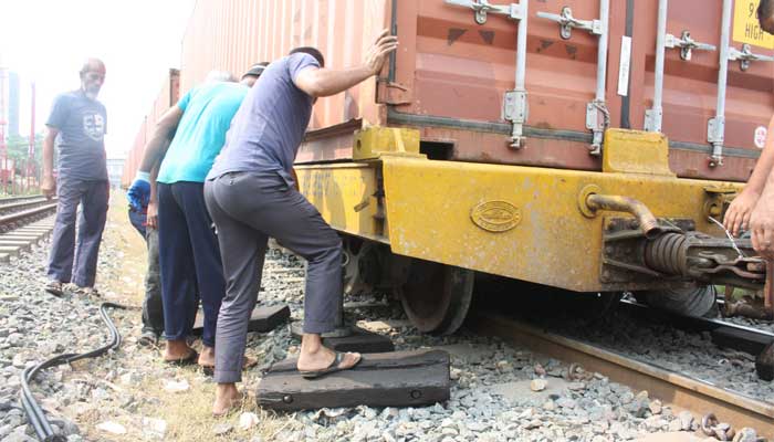 রাজধানীর মগবাজারে মালবাহী ট্রেনের তিন বগি লাইনচ্যুত