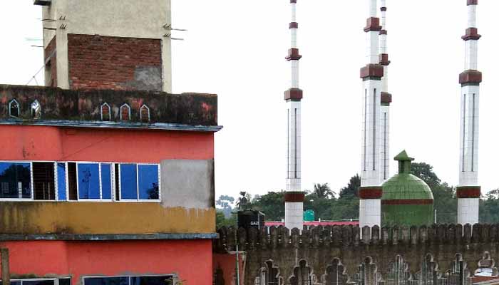 সাম্প্রদায়িক সম্প্রীতির অনন্য দৃষ্টান্ত : রংপুরে একই আঙিনায় মন্দির ও মাজার