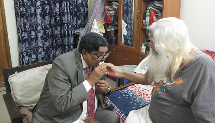 ৪৫ বছর পর দেখা দুই বন্ধুর