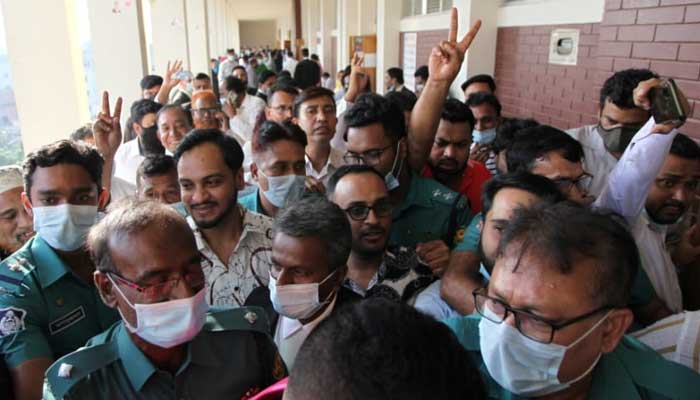 ৭২ ঘণ্টা পর ধর্ষণের অভিযোগে মামলা যেন পুলিশ না নেয়: বিচারক