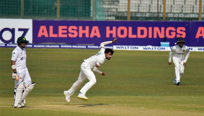 উইকেট কামড়ে ধরেছে পাকিস্তান