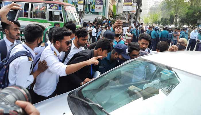 নাঈম হত্যার বিচার ও বাস ভাড়া অর্ধেকের দাবিতে অবরোধ