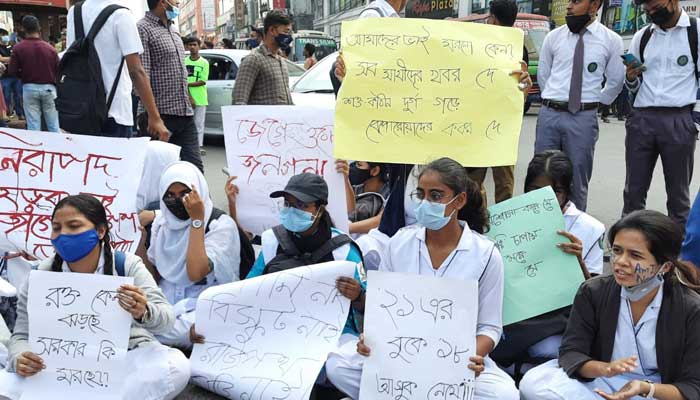 নাঈম হত্যার বিচার ও বাস ভাড়া অর্ধেকের দাবিতে অবরোধ