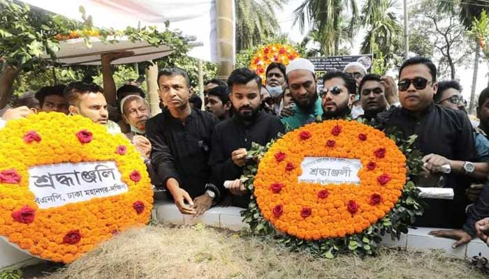 খোকার সমাধিতে বিএনপি নেতাদের ফুলেল শ্রদ্ধা নিবেদন