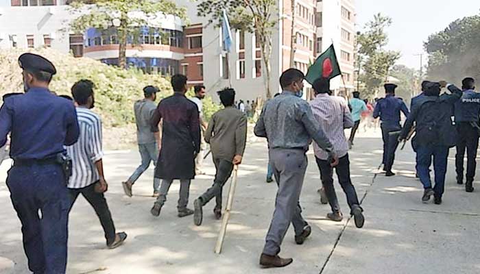 অলক কাপালির কলাম: বোলারদের ব্যর্থতায় পাকিস্তানের বিদায়ঘণ্টা বেজেছে