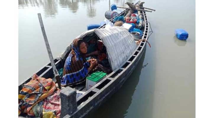 নদীগর্ভে বিলীন ঘর, নৌকায় সন্তান জন্ম দিলেন নারী