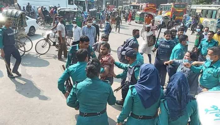 চট্টগ্রামে শিক্ষার্থীদের মানববন্ধনে পুলিশের লাঠিপেটা, থানায় ৪ জন