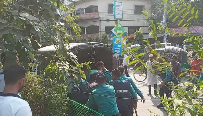 চট্টগ্রামে শিক্ষার্থীদের মানববন্ধনে পুলিশের লাঠিপেটা, থানায় ৪ জন