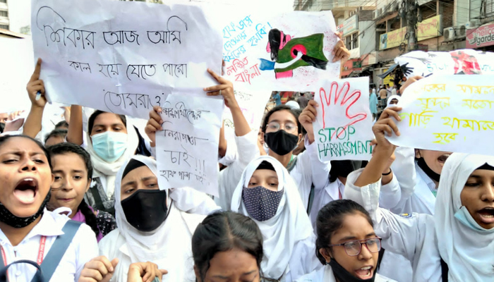শিক্ষার্থীদের ‘হাফ ভাড়ার’ দাবি নিয়ে বৈঠক আজ