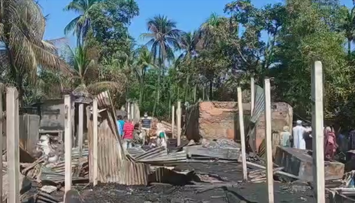 হাটহাজারীতে ভয়াবহ অগ্নিকান্ডে এক শিশুর মৃত্যু, আহত ৬
