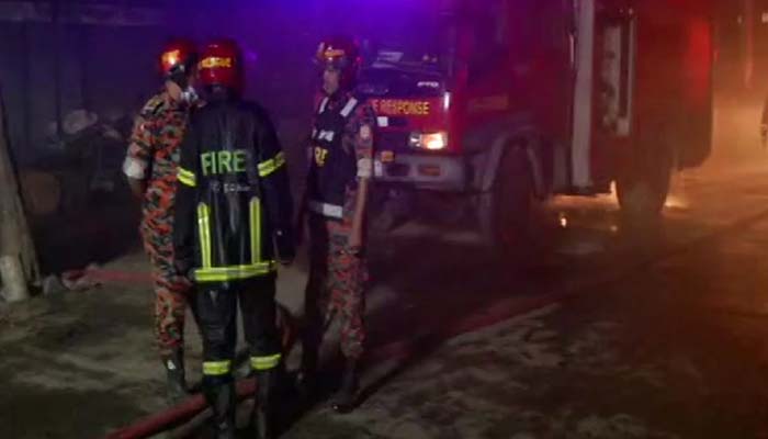চট্টগ্রামে মাঝিরঘাটে রাসায়নিকের গোডাউনে আগুন
