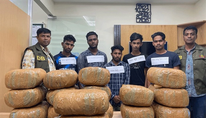 রাজধানীতে এ্যাম্বুলেন্স থেকে ৩২কেজি গাঁজা উদ্ধার