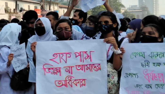 বাসে অর্ধেক ভাড়ার দাবিতে আজ আবার অবরোধ