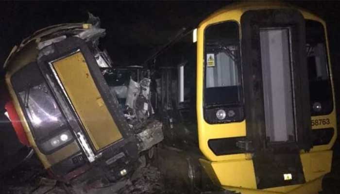 যুক্তরাজ্যে টানেলে দুই ট্রেনের মুখোমুখি সংঘর্ষ