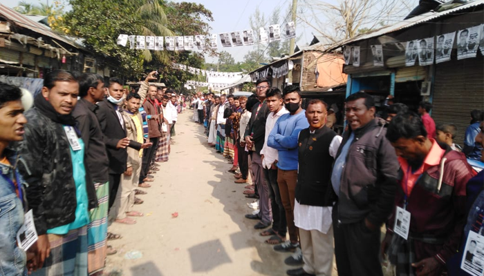 নোয়াখালীতে আওয়ামী লীগ প্রার্থীর অফিসে আগুনের প্রতিবাদে মানববন্ধন