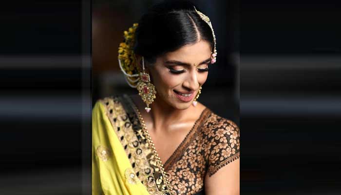 ‘মেহেদি ব্লাউজ’ পরে আলোড়িত হলেন তরুণী