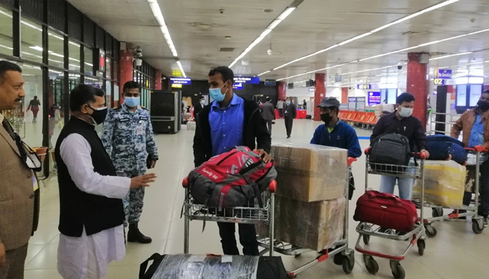 বিমানবন্দরে দায়িত্বে অবহেলায় বিভাগীয় ব্যবস্থার নির্দেশ দিলেন প্রতিমন্ত্রী