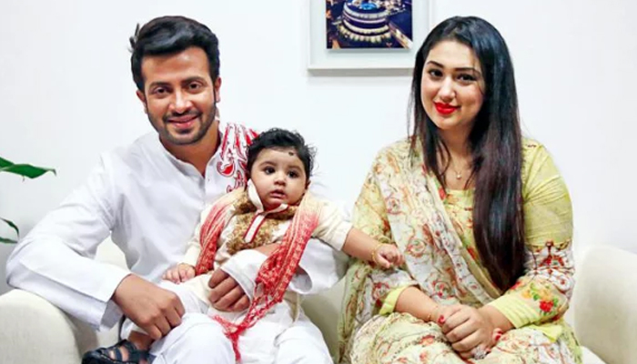 ছেলেসহ যুক্তরাষ্ট্রে নাগরিকত্বের আবেদন শাকিব খানের