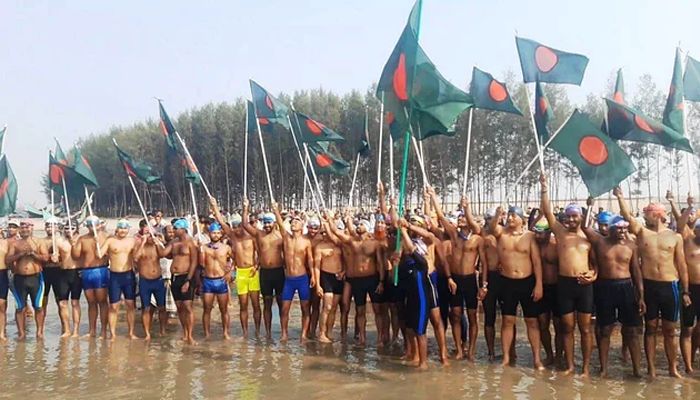 বাংলা চ্যানেল পাড়ি দিচ্ছে ১০ বছরের লারিসা