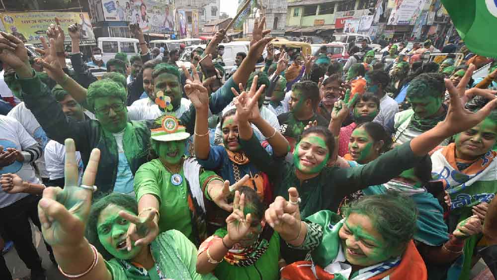 কলকাতার পৌর ভোটে তৃণমূল ঝড়ে উড়ে গেল বিজেপি