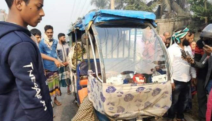 দেহ গাড়িতে, মাথা সড়কে