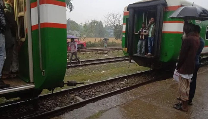 চলতে চলতে মনতলায় হঠাৎ দুই ভাগ হয়ে গেল ট্রেন