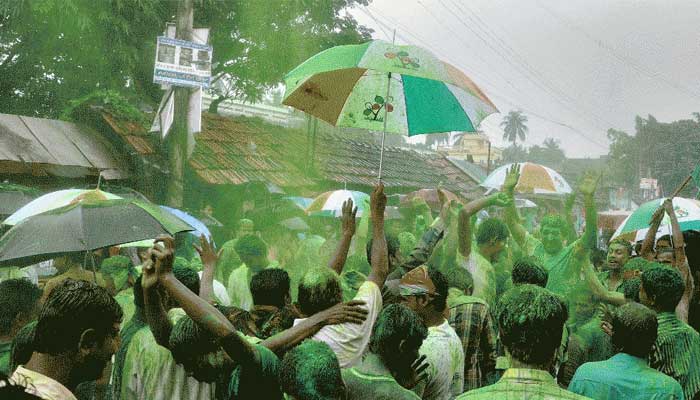 কলকাতার পৌর ভোটে তৃণমূল ঝড়, পিছিয়ে বিজেপি