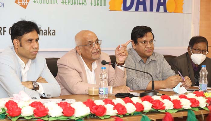 দেশে তথ্যের অন্ধত্ব বিরাজ করছে: দেবপ্রিয় ভট্টাচার্য