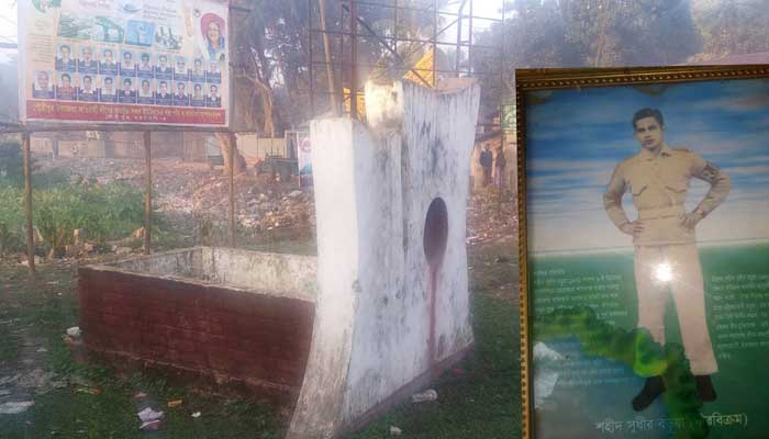 বীর মুক্তিযোদ্ধার কবর যেন ময়লার ভাগাড়!