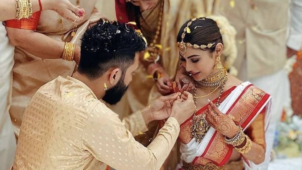 দক্ষিণী রীতিতে সাত পাকে বাঁধা পড়লেন মৌনী রায়