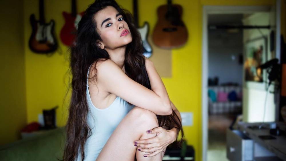 নৈশভোজে হৃতিকের সঙ্গে এক রহস্যময়ী