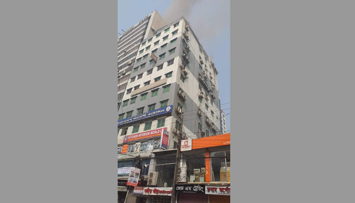 বাংলামটরে রাহাত টাওয়ারে আগুন, নিয়ন্ত্রণে ১১ ইউনিট