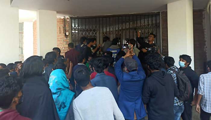 শাবির ভবনে ভবনে তালা, ভিসিকে অবাঞ্চিত ঘোষণা