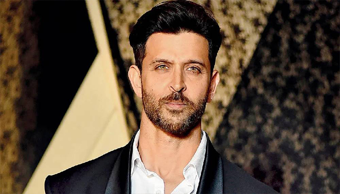 নৈশভোজে হৃতিকের সঙ্গে এক রহস্যময়ী
