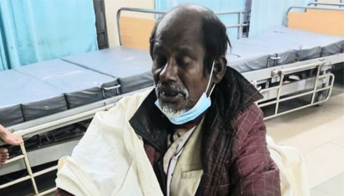 রাস্তা থেকে করোনা রোগী উদ্ধার, হাসপাতালে ভর্তি করল পুলিশ