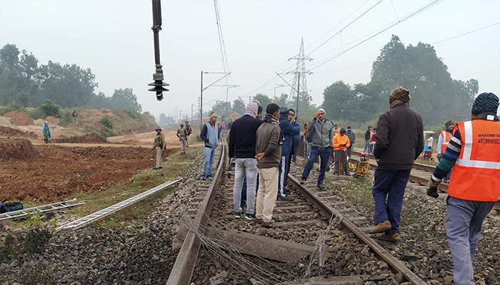 ভারতে মাওবাদী হামলায় রেললাইনে বিস্ফোরণ, দূরপাল্লার ট্রেন বাতিল
