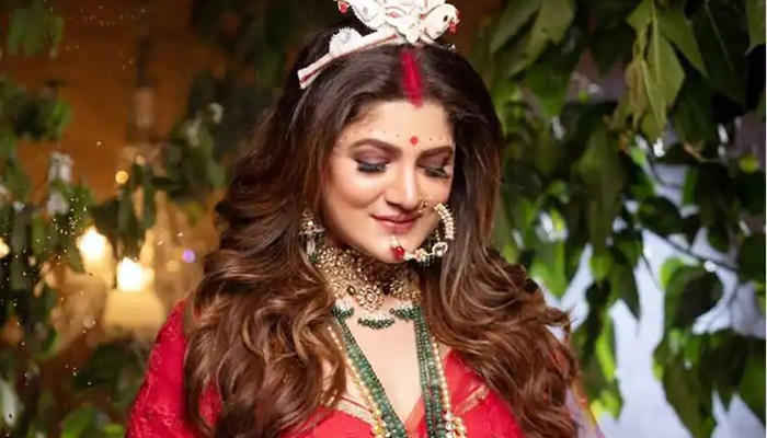 কনের সাজে শ্রাবন্তী