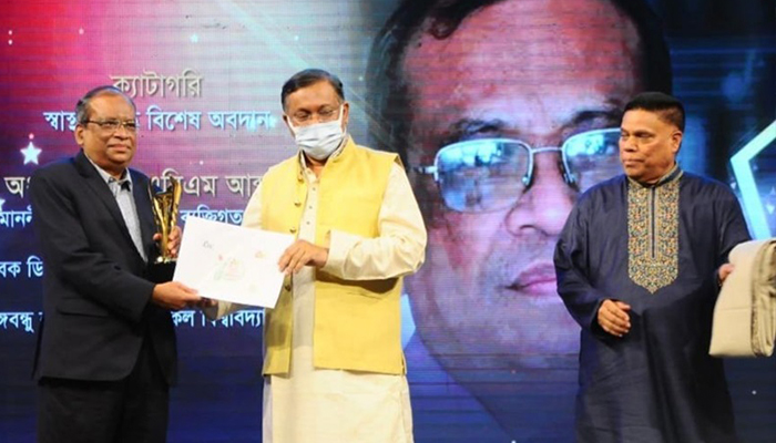 ‘উন্নয়নে বাংলাদেশ অ্যাওয়ার্ডে’ ভূষিত ডা. এবিএম আবদুল্লাহ