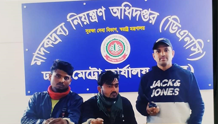 গার্মেন্টসের কাঁচামালের সঙ্গে আসতো গাঁজার বড় চালান