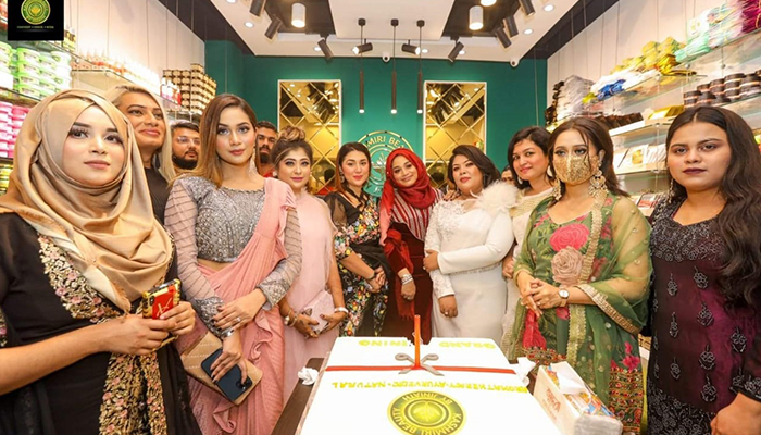 প্রসাধনী পণ্যের শো-রুম উদ্বোধন করলেন অপু বিশ্বাস