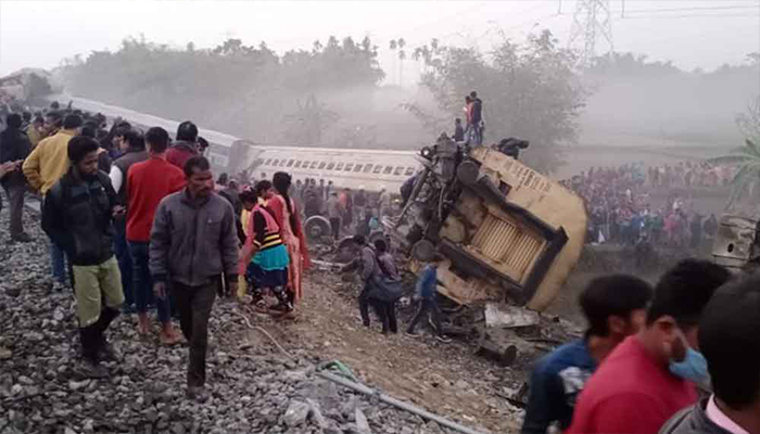 পশ্চিমবঙ্গের জলপাইগুড়িতে ভয়াবহ ট্রেন দুর্ঘটনা, নিহত ৫