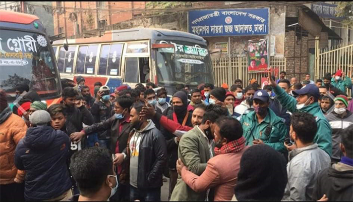 চাঁদাবাজির অভিযোগ: সার্জেন্টের বিরুদ্ধে বাস চালকদের বিক্ষোভ