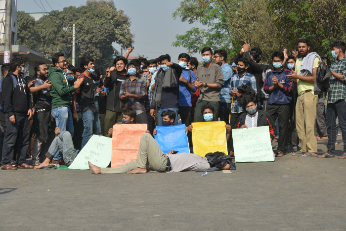 বুটেক্স শিক্ষার্থীদের ৫ দফা দাবি, সড়ক অবরোধ