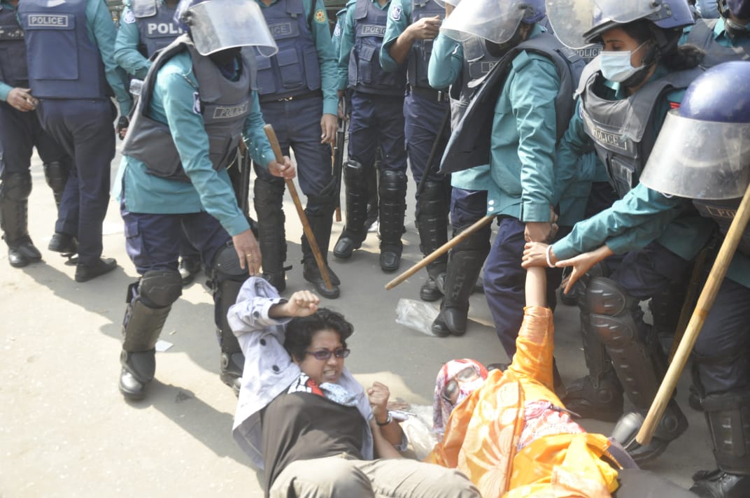 চাকরিতে প্রবেশের বয়সসীমা বৃদ্ধির দাবি, নীলক্ষেত মোড় অবরোধ