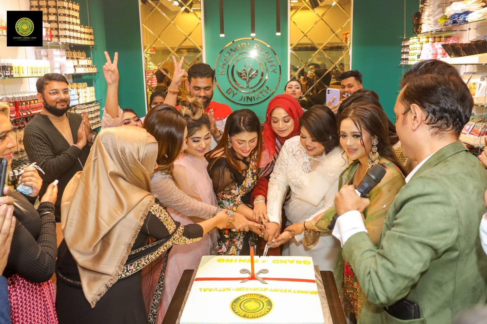 প্রসাধনী পণ্যের শো-রুম উদ্বোধন করলেন অপু বিশ্বাস